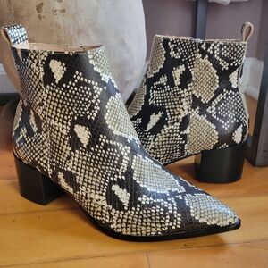 Saks Fifth Avenue Emerson Snake-Print Leather Ankle Boots $139 Retail Block 6M
